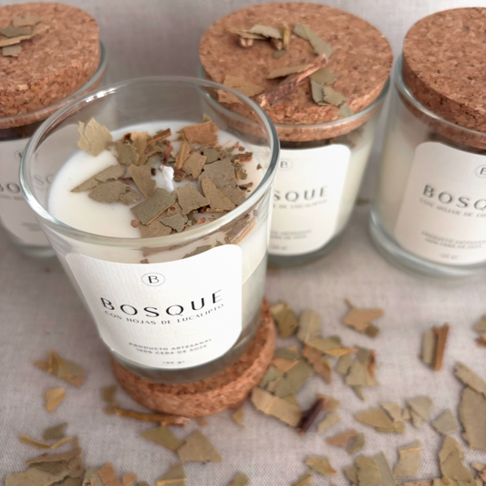 Velas de soja con aroma a bosque con hojas de eucalipto
